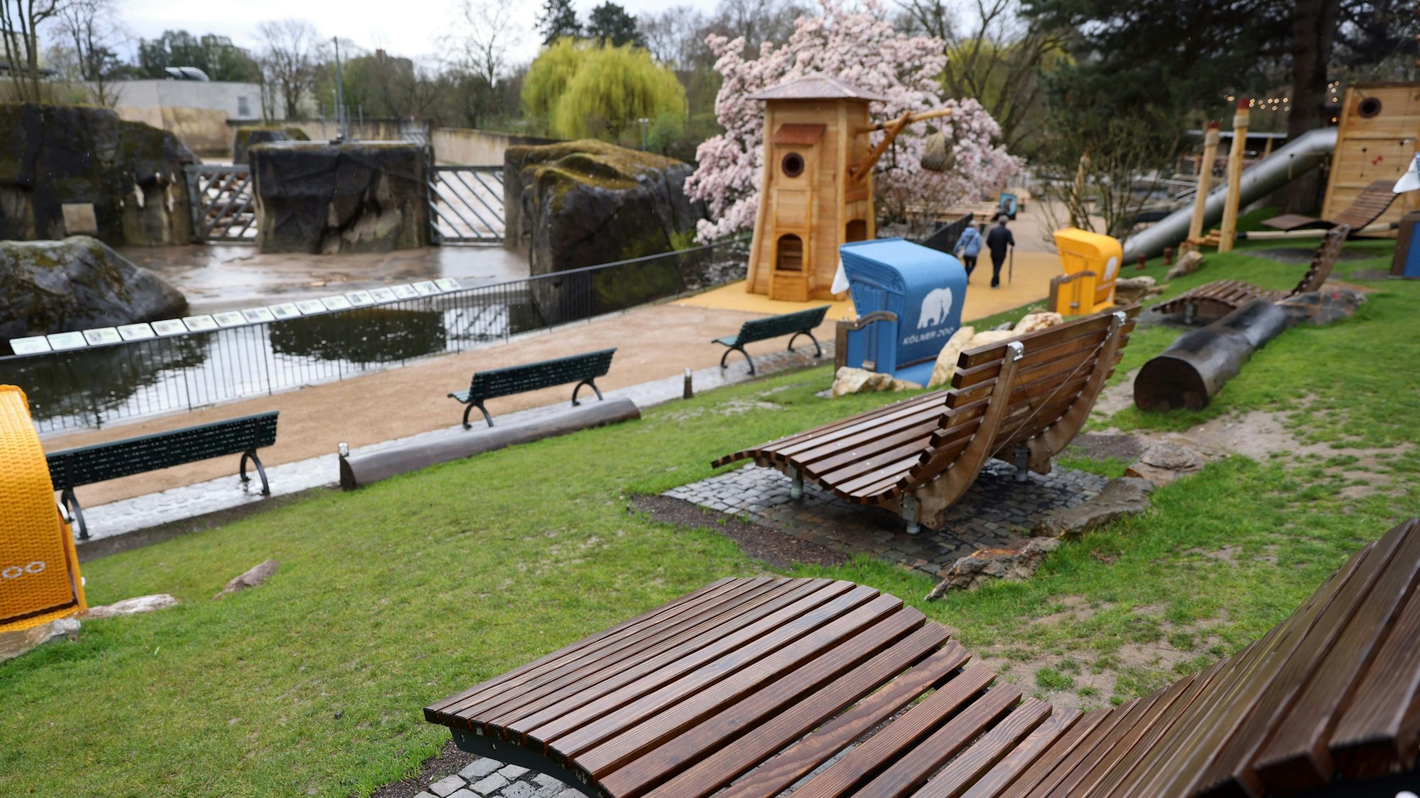 Das neue Gastronomie-Areal am Elefantengehege mit Strandkörben und Holzliegen.