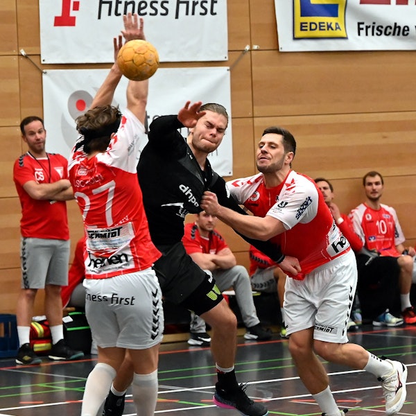 Handball
Longericher SC Köln - Tus Opladen
linmks: Max Zimmermann (Longer)
mitte: Maurice Meurer (OPL)
rechts: Maximilian Zerwas (Longer)
Foto: Uli Herhaus