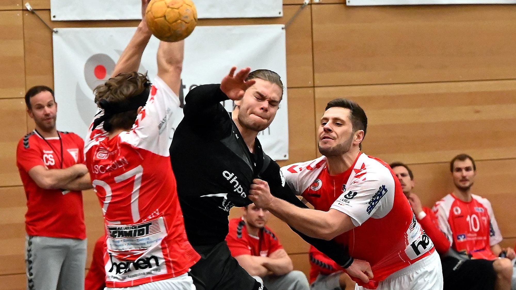 Handball
Longericher SC Köln - Tus Opladen
linmks: Max Zimmermann (Longer)
mitte: Maurice Meurer (OPL)
rechts: Maximilian Zerwas (Longer)
Foto: Uli Herhaus