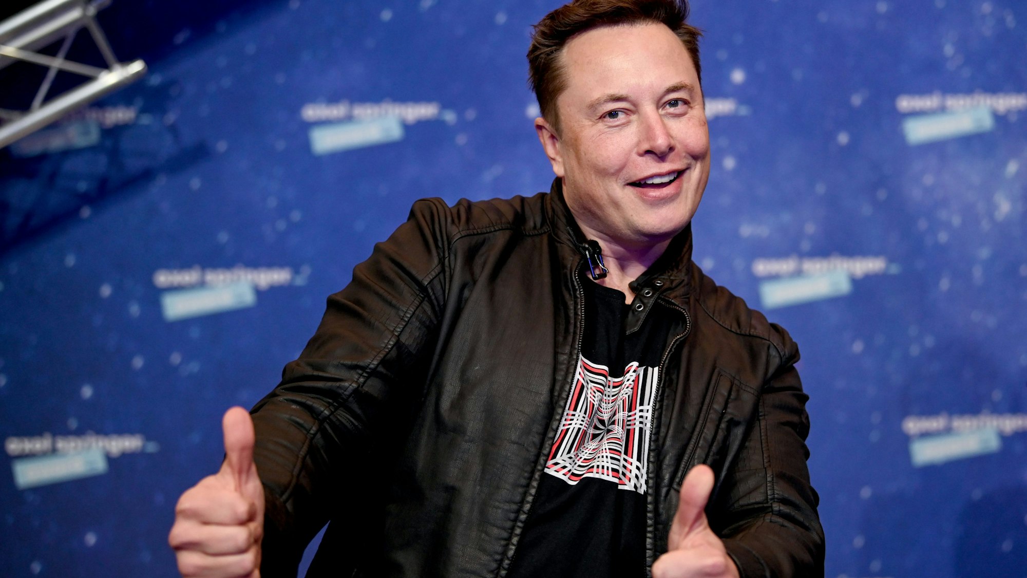 Tech-Milliardär Elon Musk, Chef von Tesla, Twitter, SpaceX und Co., hat nun auch ein Bier auf den Markt gebracht. Zum deutschen Tesla-Werk kommt auch ein typisch deutsches Pils.