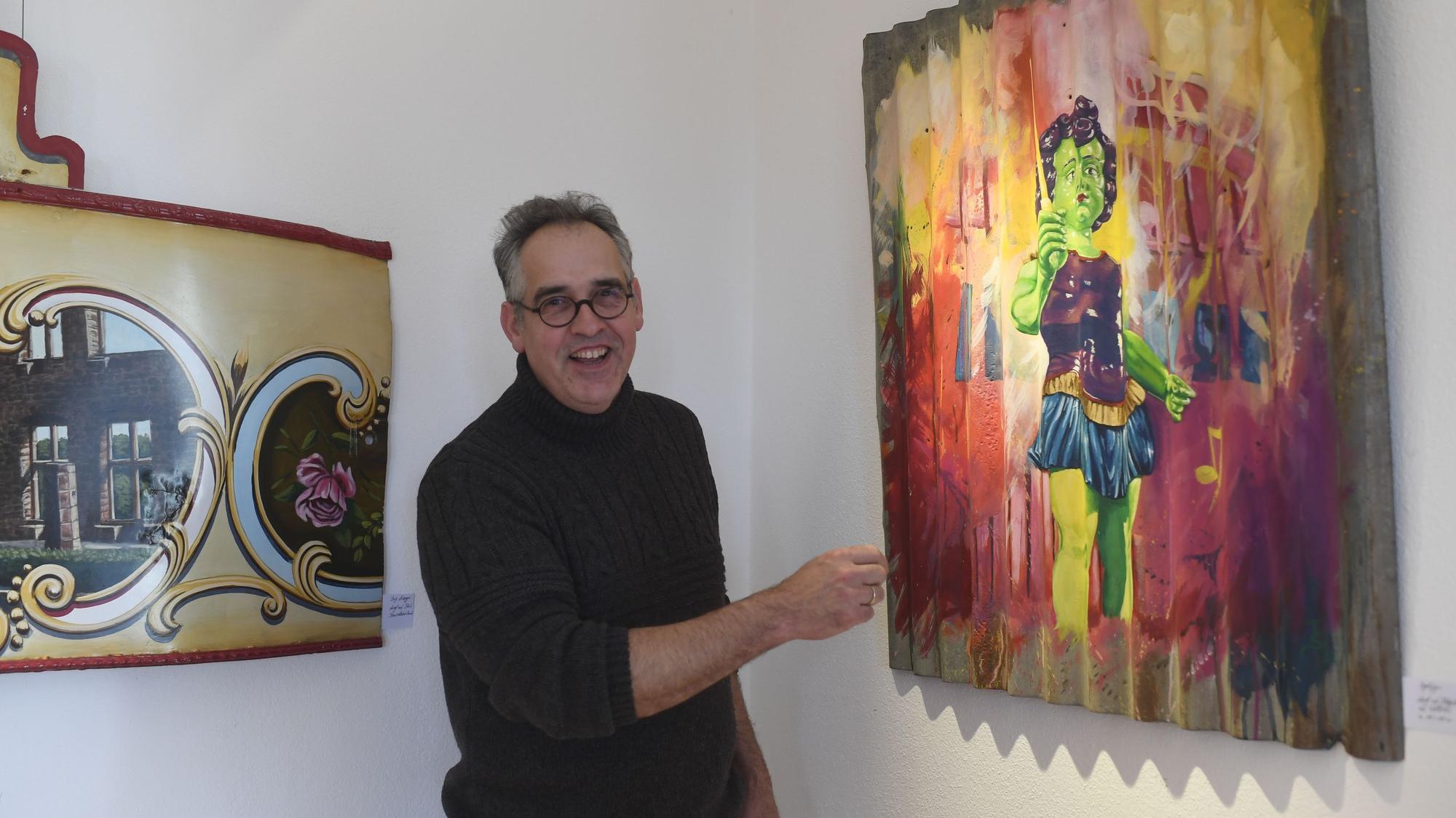 Toni Schleifer steht vor einem seiner Kunstwerke.