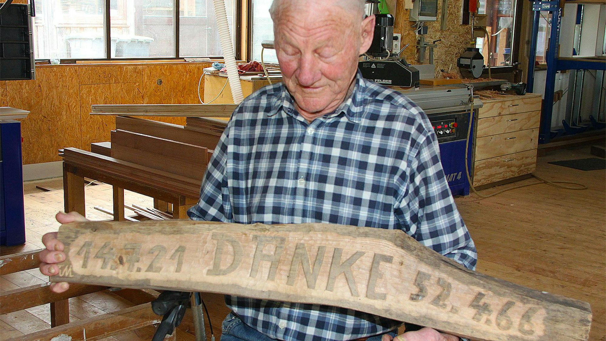 Franz Mahlberg mit seinem „Danke“-Schild aus Flutholz.