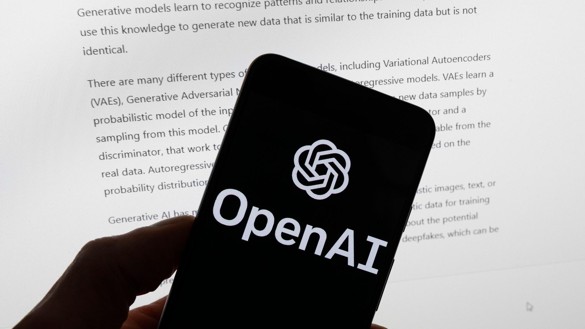 Das Logo der Firma OpenAI, die auch ChatGPT betreitbt, ist auf einem Smartphone zu sehen. Italien hat das System aus Datenschützgründen gesperrt. (Symbolbild)