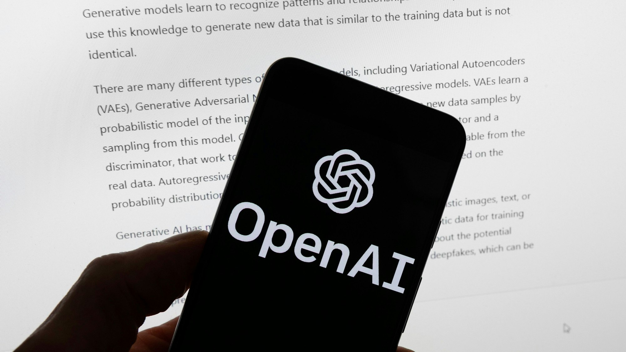Das Logo der Firma OpenAI, die auch ChatGPT betreitbt, ist auf einem Smartphone zu sehen. Italien hat das System aus Datenschützgründen gesperrt. (Symbolbild)