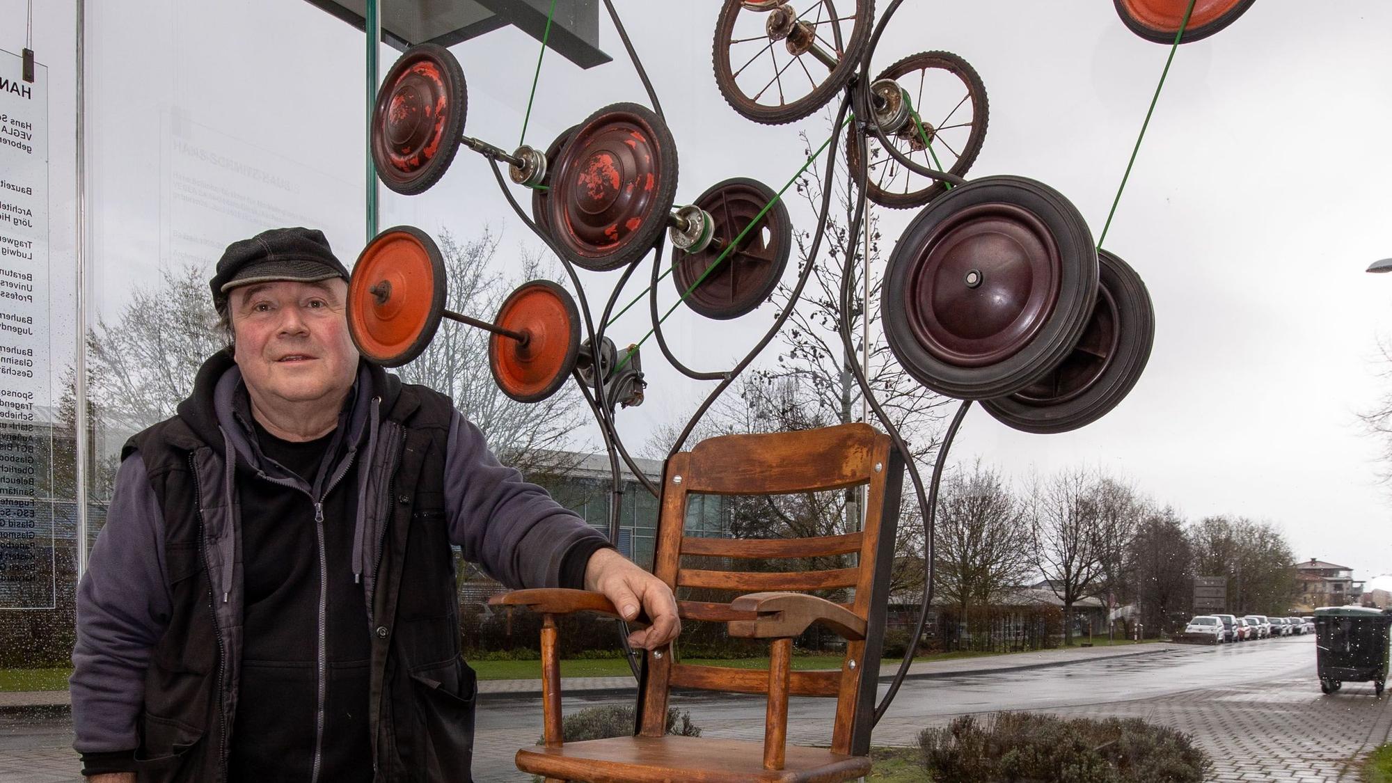 Kinetikkünstler Wille Reiche mit seiner Ausstellung „Von der Wiege bis zur Bahre“, die in Rheinbach ausgestellt wird.