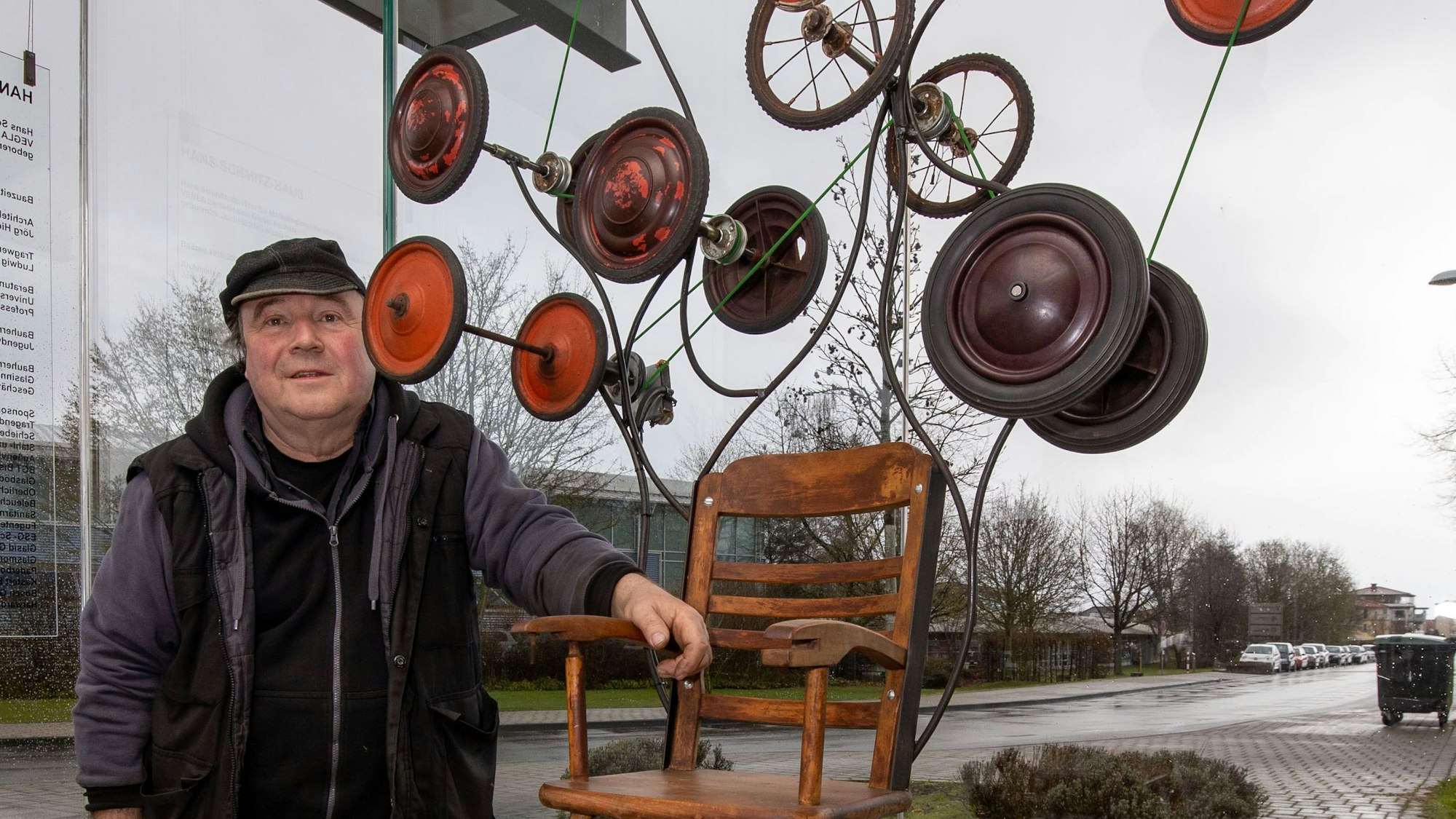 Kinetikkünstler Wille Reiche mit seiner Ausstellung „Von der Wiege bis zur Bahre“, die in Rheinbach ausgestellt wird.