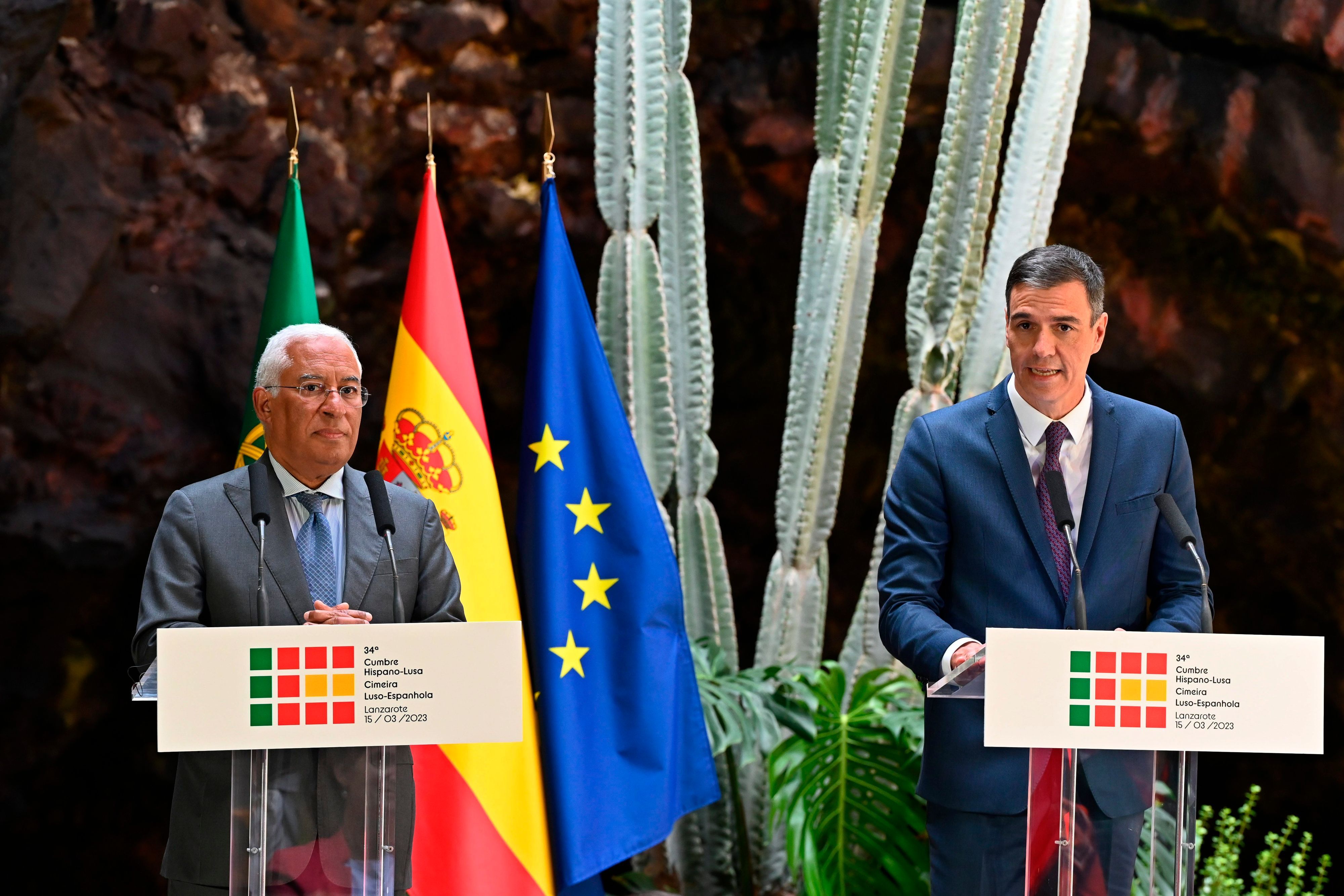 Antonio Costa (l), Ministerpräsident von Portugal  und Pedro Sanchez, Regierungschef von Spanien, nehmen an einer gemeinsamen Pressekonferenz teil.