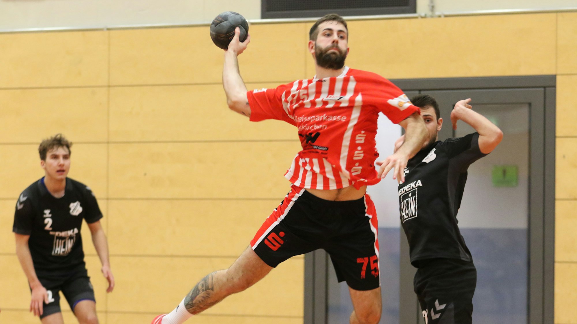David Henzel bei einem Spiel mit dem Ball in der Hand.