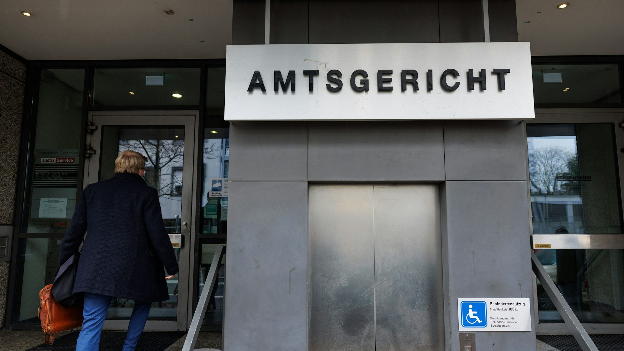 21.03.2023, Niedersachsen, Osnabrück: Blick auf den Eingang vom Amtsgericht. Einem 39 Jahre alten Angeklagten wird in einem Prozess am Amtsgericht vorgeworfen, im Juli 2022 auf einer Straße, die als verkehrsberuhigter Bereich ausgewiesen war, wegen ungenügender Aufmerksamkeit und aufgrund eines vorangegangenen Alkoholkonsums ein knapp 2 Jahre altes Kind übersehen zu haben. Das Kind wurde bei dem Unfall tödlich verletzt. Foto: Friso Gentsch/dpa +++ dpa-Bildfunk +++