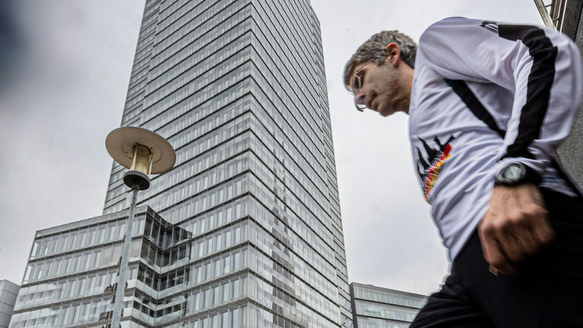 Georg  Heimann  vor dem Media Turm.