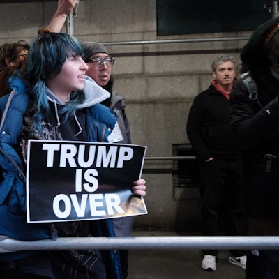 Freude in New York: Nach Bekanntgabe der Anklage gegen Donald Trump versammelten sich Kritiker des US-Präsidenten spontan vor dem Gerichtsgebäude in Manhattan.