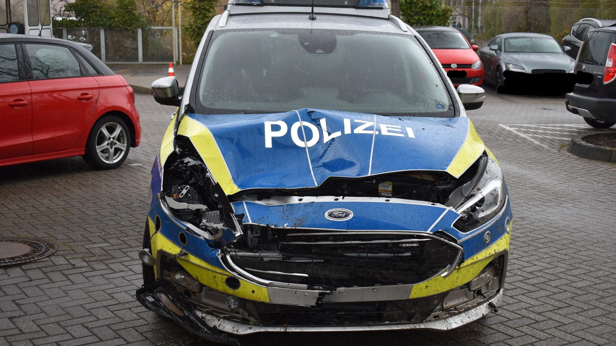 Ein Streifenwagen ist komplett verbeult.