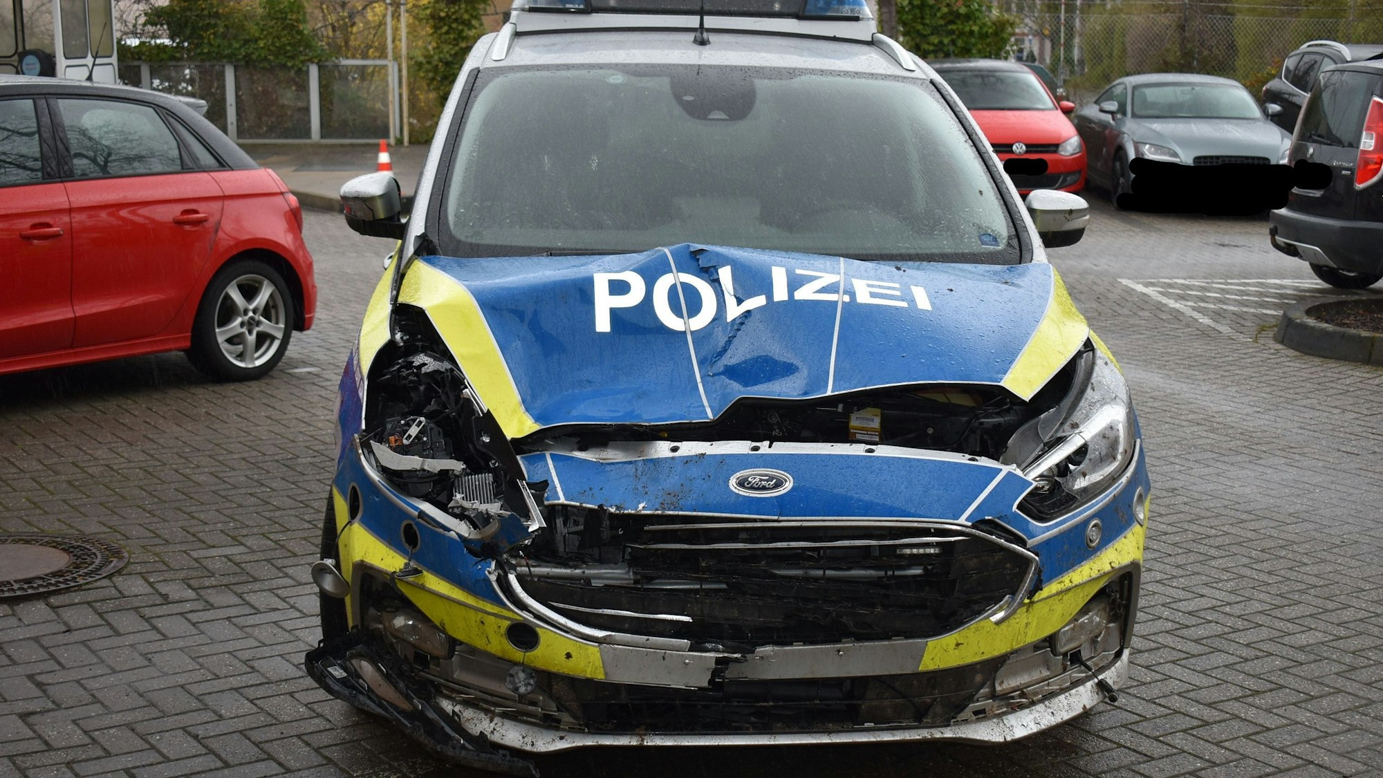Ein Streifenwagen ist komplett verbeult.