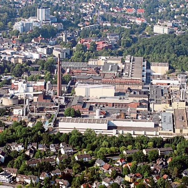 Das ehemalige Zanders-Fabrikgelände aus der Luft. Oben ist die Stadtmitte Bergisch Gladbach mit dem Marienkrankenhaus zu sehen, unten die Gronauer Waldsiedlung