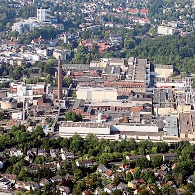 Das ehemalige Zanders-Fabrikgelände aus der Luft. Oben ist die Stadtmitte Bergisch Gladbach mit dem Marienkrankenhaus zu sehen, unten die Gronauer Waldsiedlung