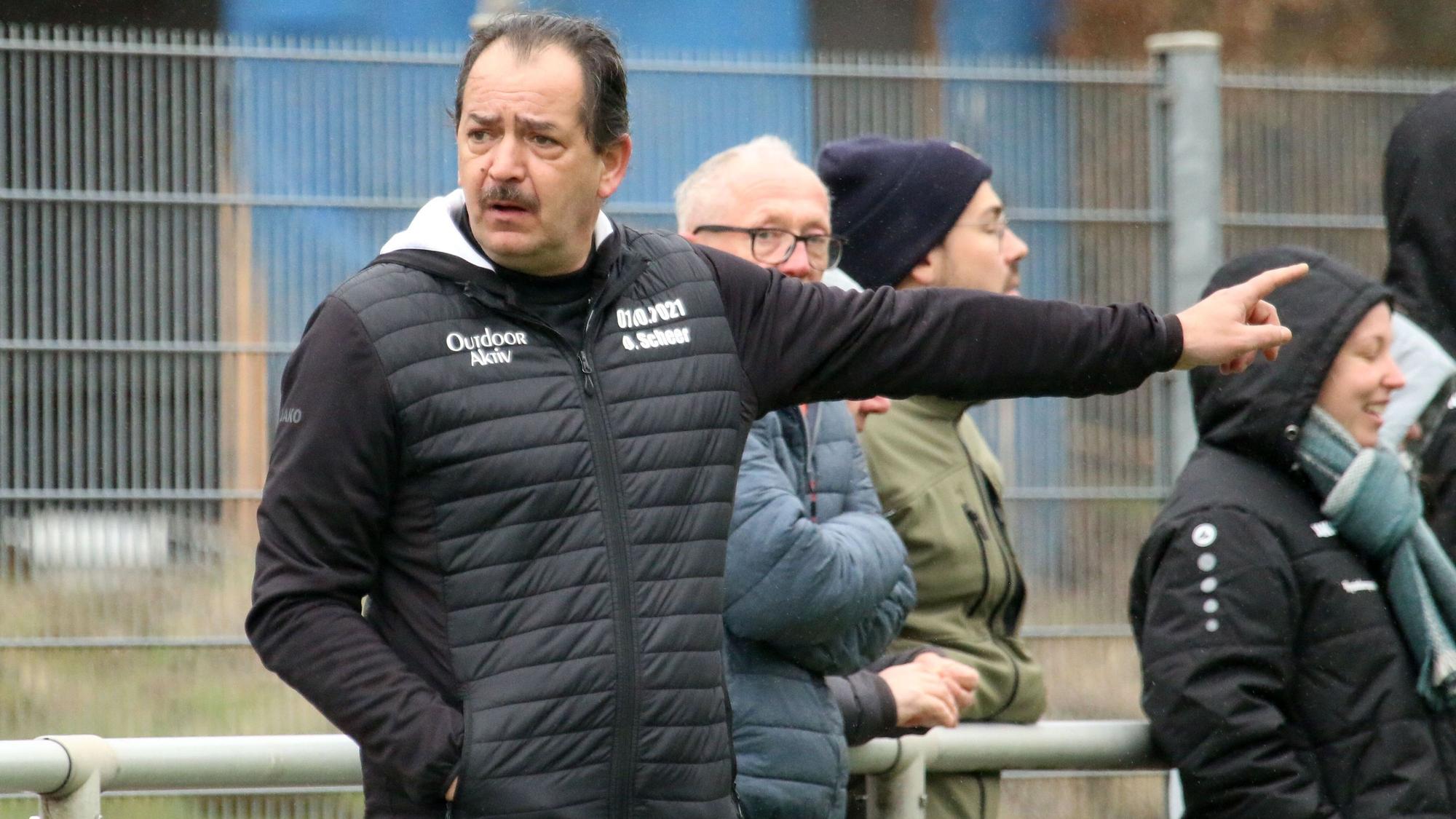 Dirk Scheer kennt den SV Nierfeld wie seine Westentasche.Hier zeigt er den Spielern an, in welche Richtung es gehen soll.