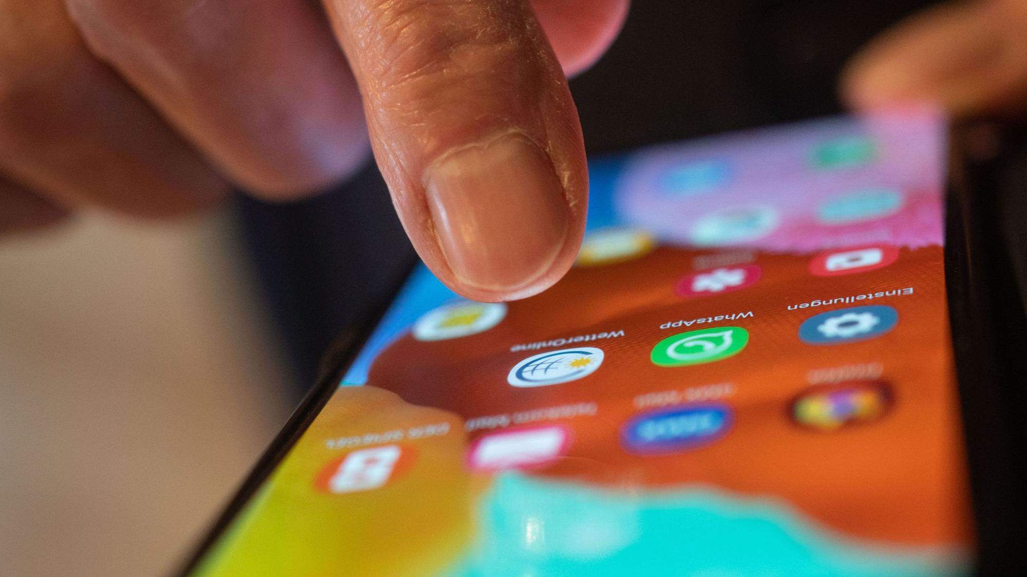 Dietmar Enders (78), der Vorsitzende des Senioren-Beirates der Stadt Taunusstein, tippt auf seinem Smartphone, um eine App zu starten. Der Beirat setzt sich für digitale Barrierefreiheit für Senioren ein. (zu dpa: «Hessen baut Unterstützung für Senioren beim Weg in digitale Welt aus») +++ dpa-Bildfunk +++