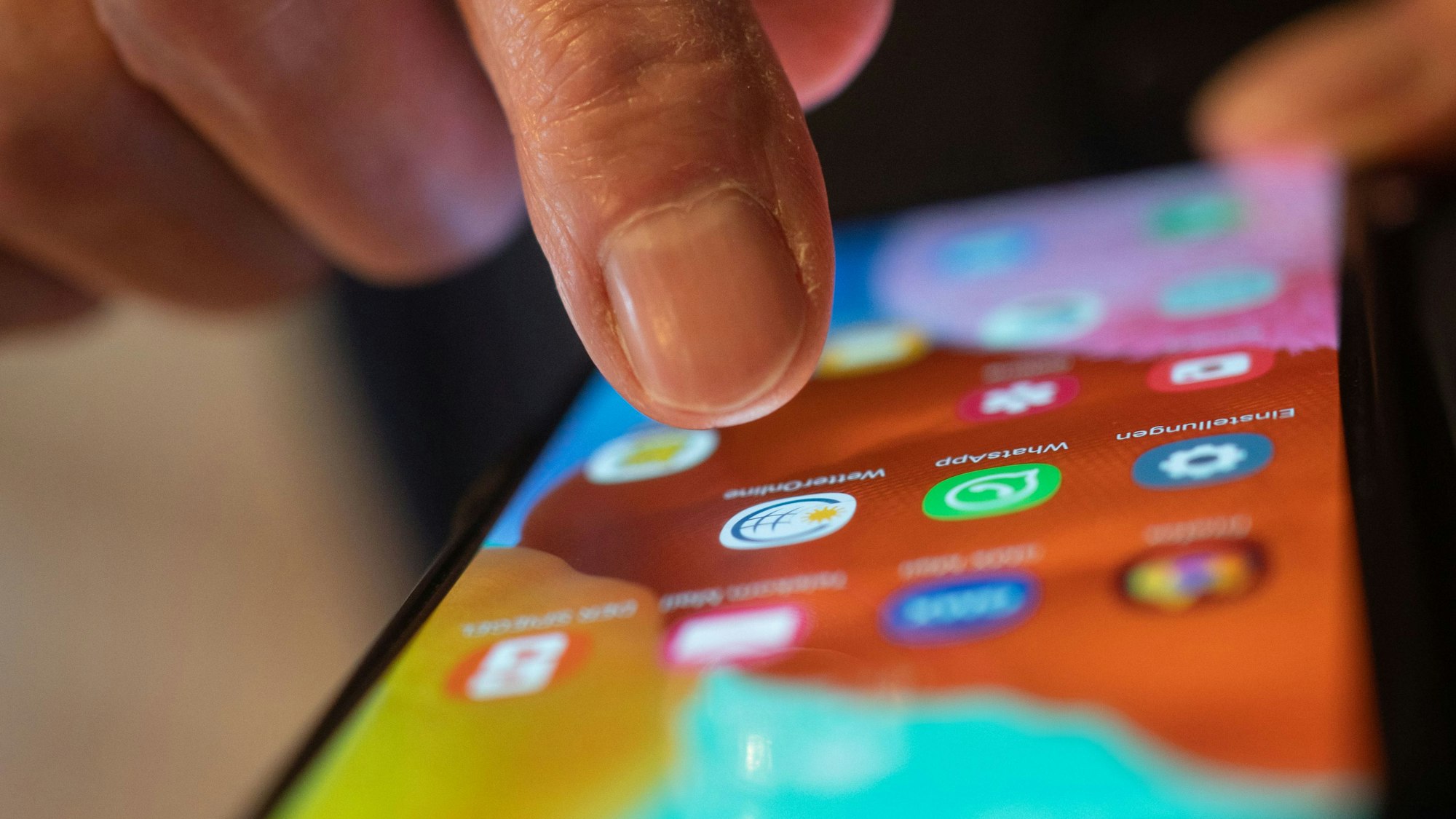 Dietmar Enders (78), der Vorsitzende des Senioren-Beirates der Stadt Taunusstein, tippt auf seinem Smartphone, um eine App zu starten. Der Beirat setzt sich für digitale Barrierefreiheit für Senioren ein. (zu dpa: «Hessen baut Unterstützung für Senioren beim Weg in digitale Welt aus») +++ dpa-Bildfunk +++