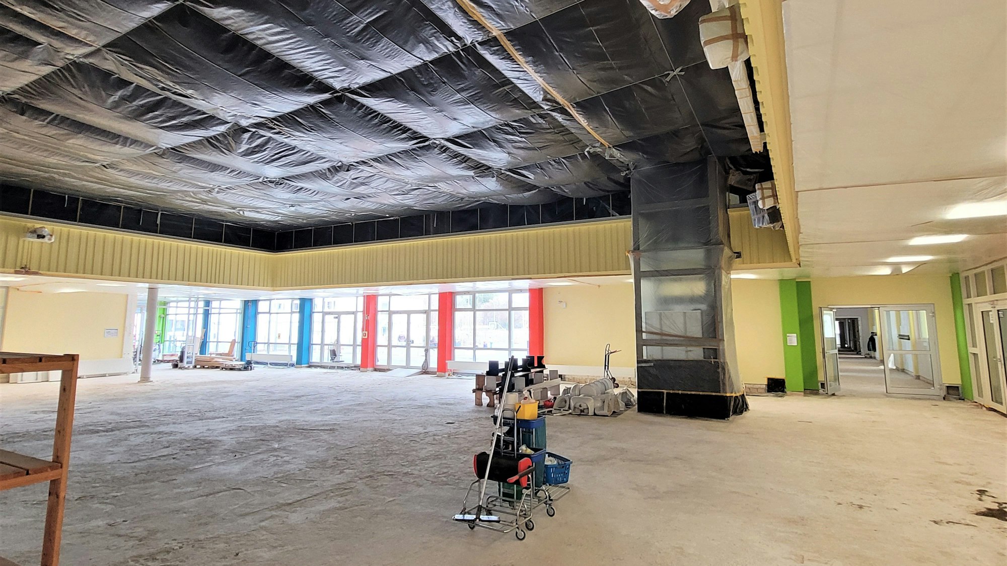 Die Grundschule Kall ist derzeit eine Baustelle - hier ein Blick in den leeren Eingangsbereich.