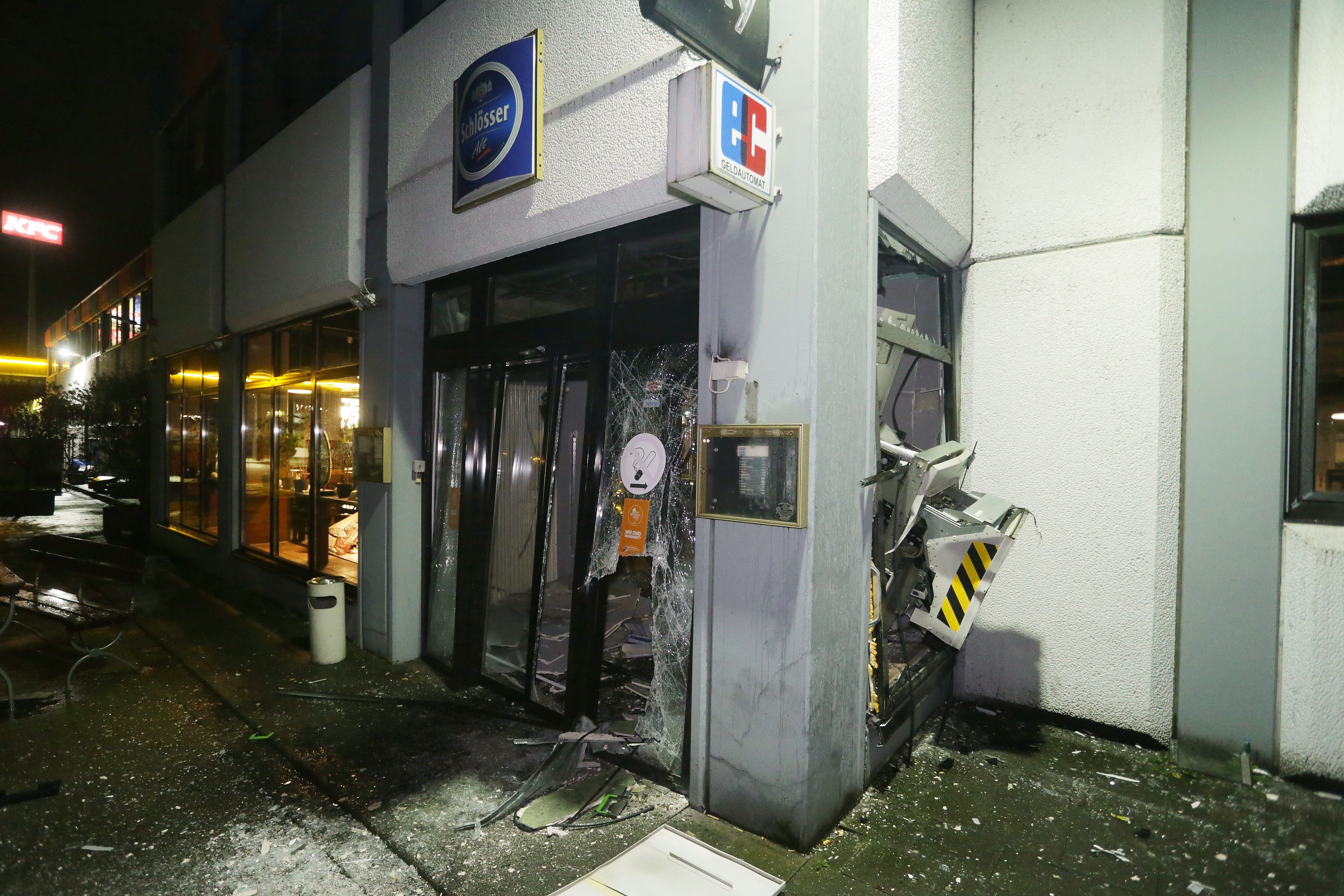 ARCHIV - 25.12.2019, Nordrhein-Westfalen, Düsseldorf: Schwer beschädigt ist ein Geldautomat nach einer Sprengung an einem Autohof.