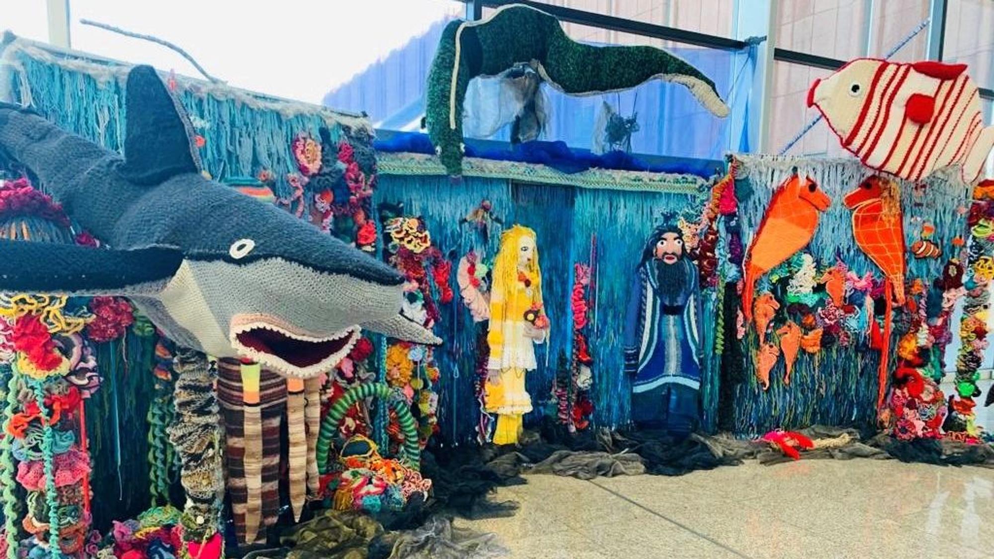 Das bunte Bühnenbild der Stunksitzung aus Wolle.