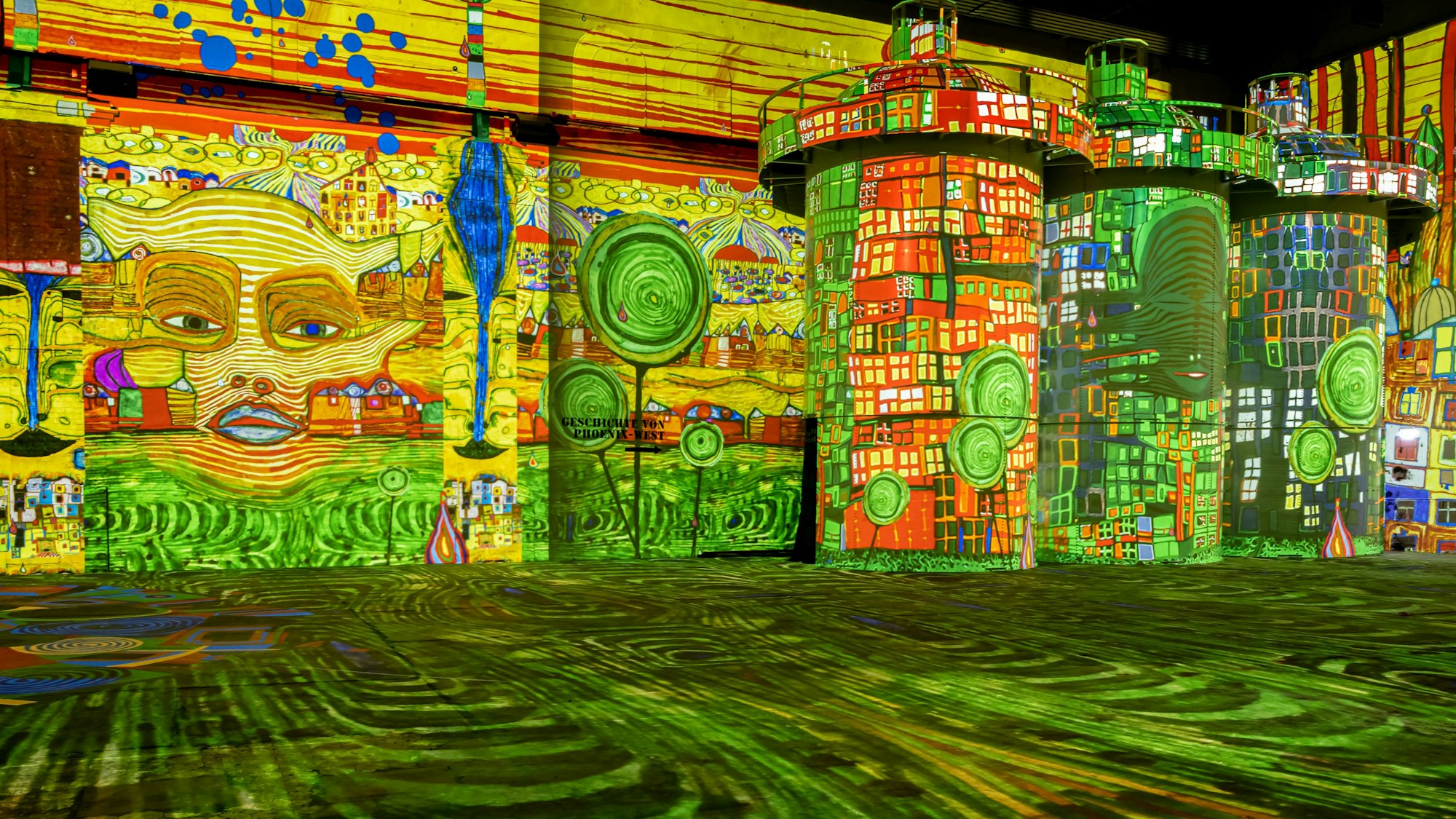 Blick in die Ausstellung „Phoenix des Lumières“ mit Hundertwasser-Projektionen. Bilder des Malers Friedensreich Hundertwasser werden mit Licht an die Wände geworfen.