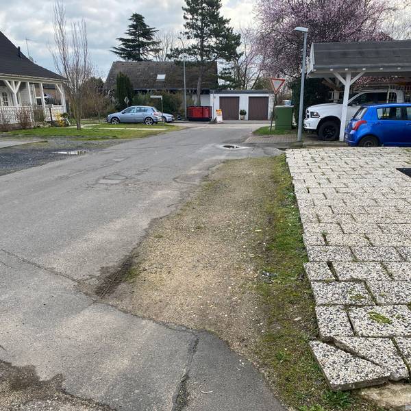 Am Eifelweg in Müggenhausen sind zahlreiche Schäden erkennbar.