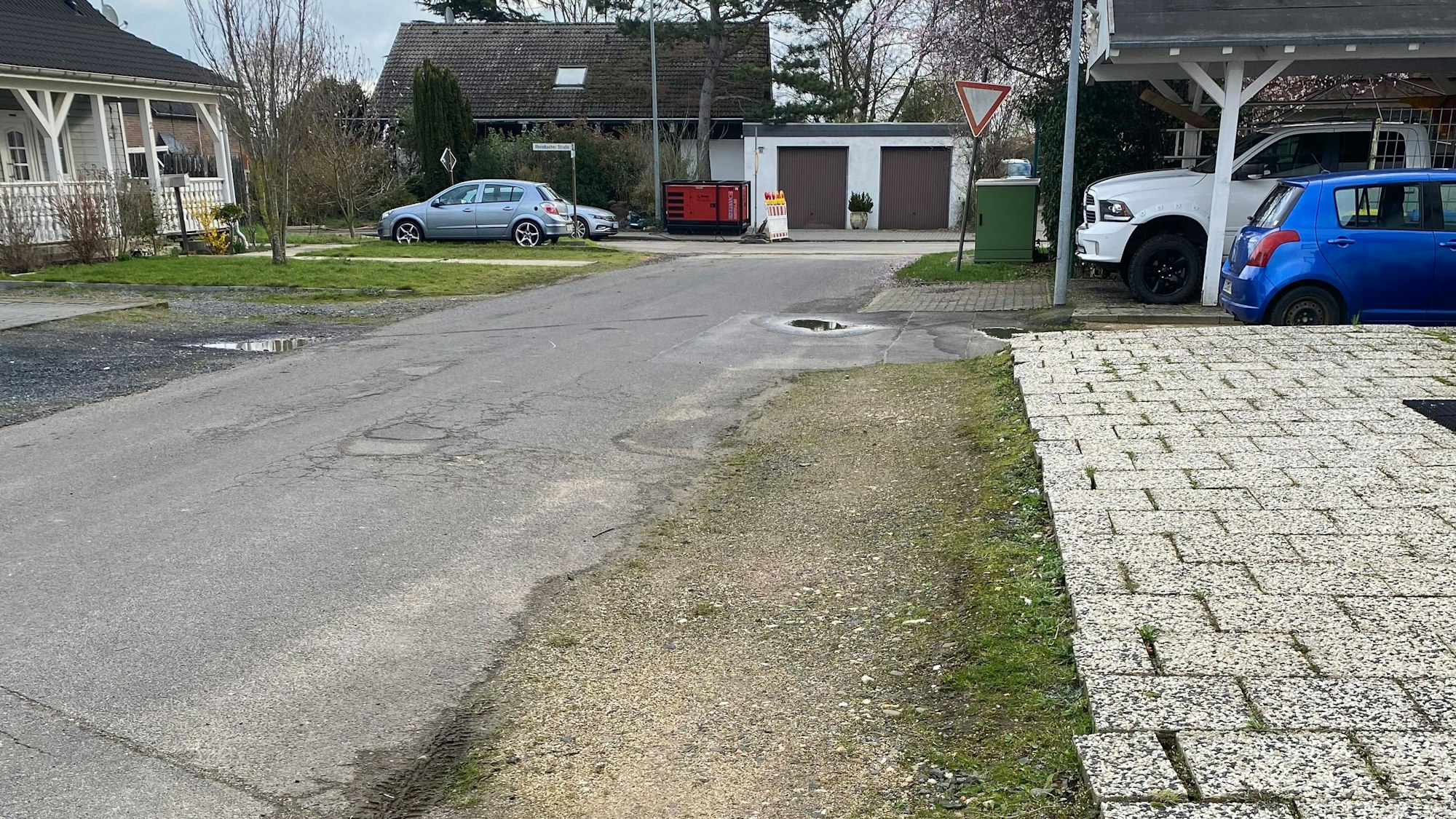 Am Eifelweg in Müggenhausen sind zahlreiche Schäden erkennbar.