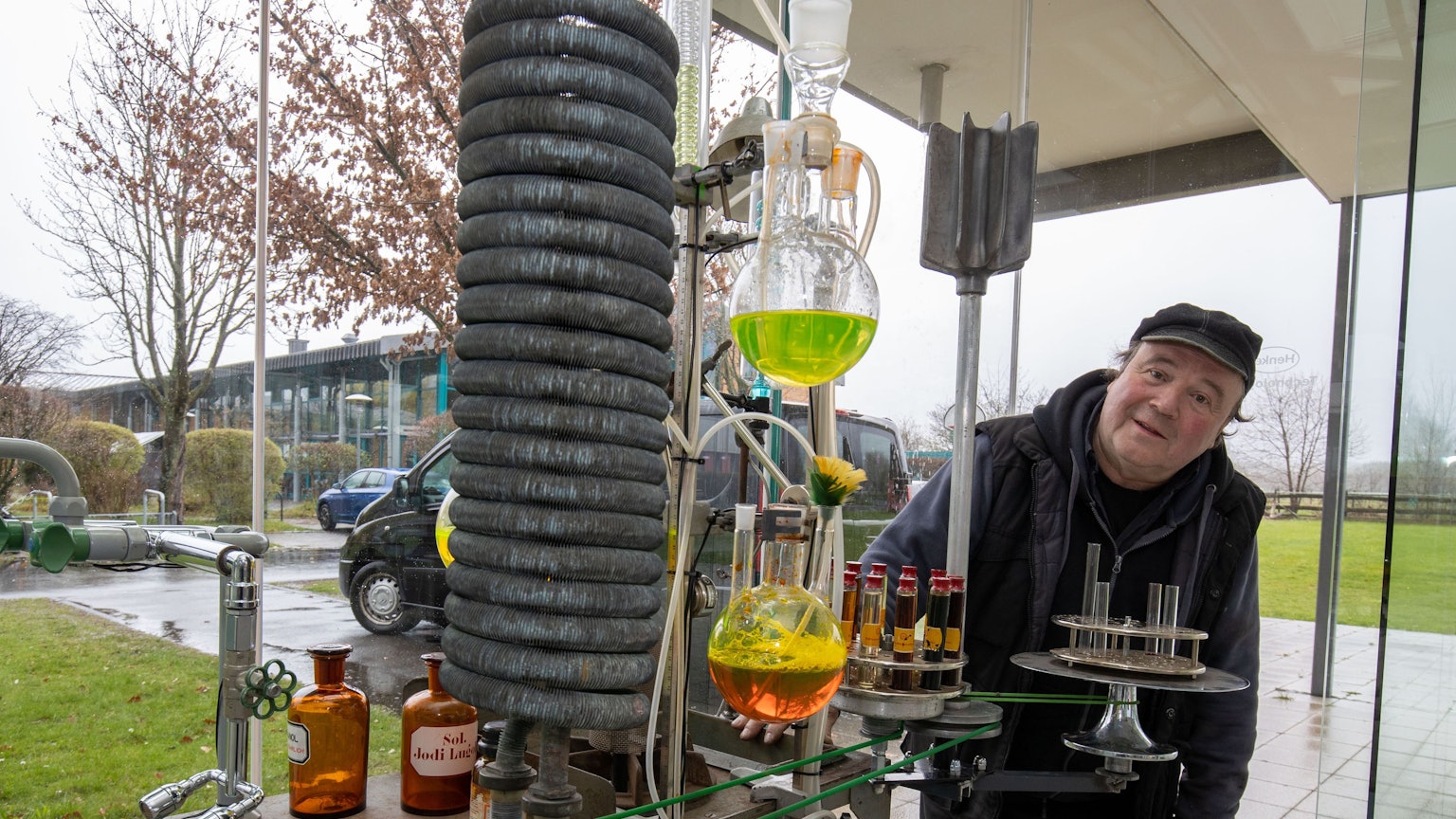 Der Wachtberger Künstler Willi Reiche am 30.03.2023 bei der Ausstellung seiner Kunstmaschinen in der Glaspavillon in Rheinbach.