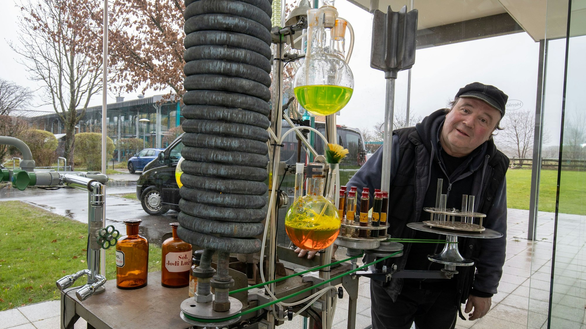 Der Wachtberger Künstler Willi Reiche am 30.03.2023 bei der Ausstellung seiner Kunstmaschinen in der Glaspavillon in Rheinbach.