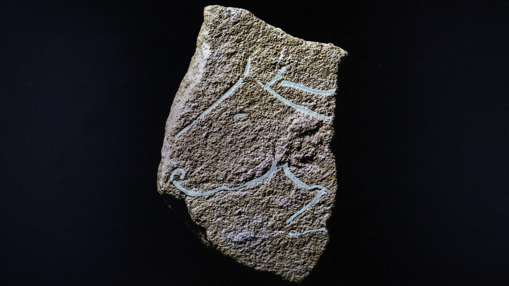 This photo taken on March 30, 2023 in Nimes on a computer screen shows an engraved plaque representing an isolated horse profile dating from the very beginning of the Magdelanian (- 20,000 years), during the presentation of a discovery by a team of Inra archaeologists during excavations at the Bellegarde site, south of France. (Photo by Pascal GUYOT / AFP)