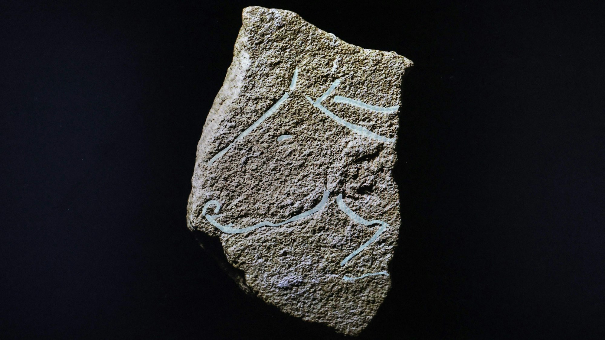 This photo taken on March 30, 2023 in Nimes on a computer screen shows an engraved plaque representing an isolated horse profile dating from the very beginning of the Magdelanian (- 20,000 years), during the presentation of a discovery by a team of Inra archaeologists during excavations at the Bellegarde site, south of France. (Photo by Pascal GUYOT / AFP)