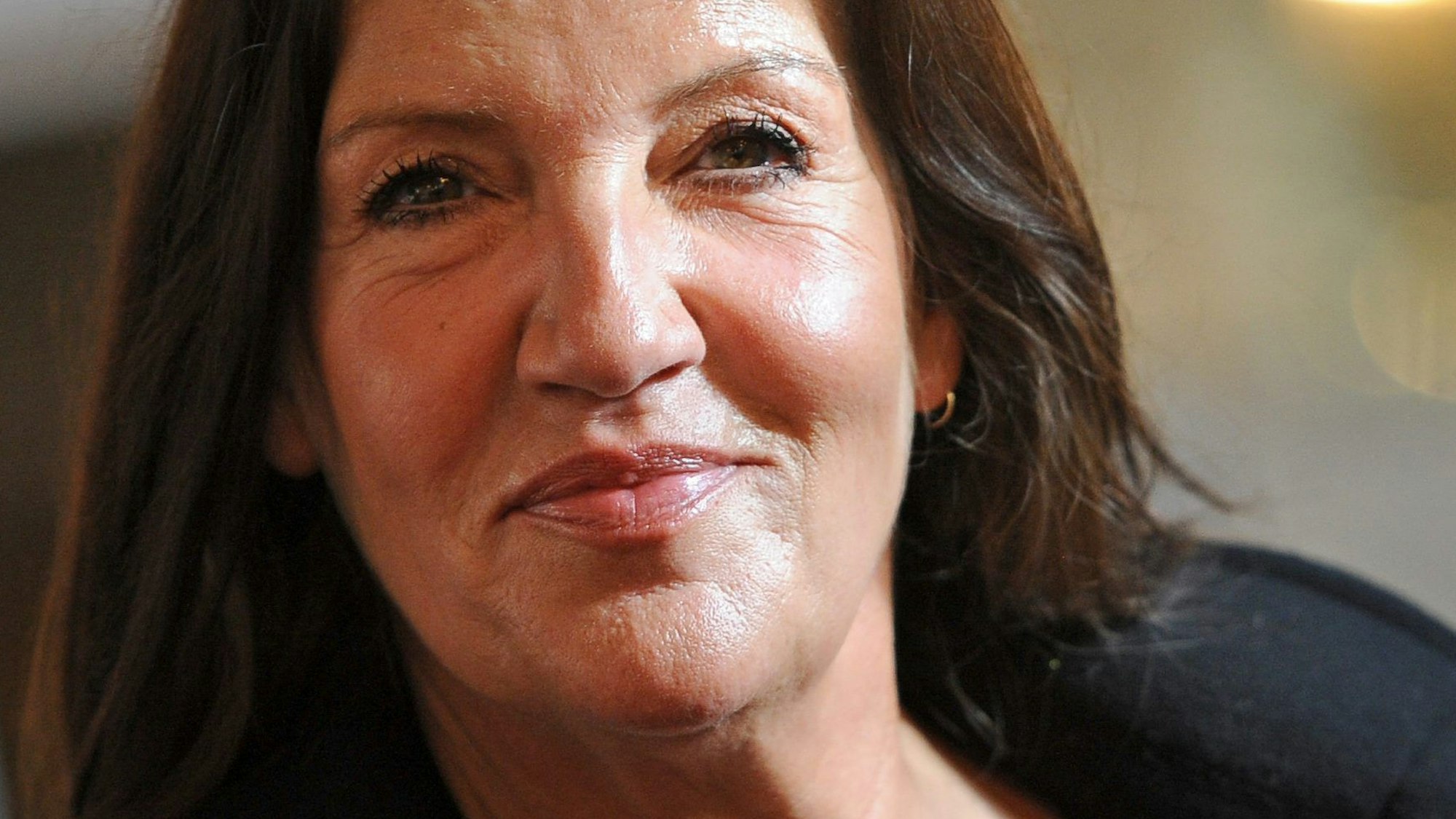 Die Schauspielerin Katy Karrenbauer schaut in die Kamera.