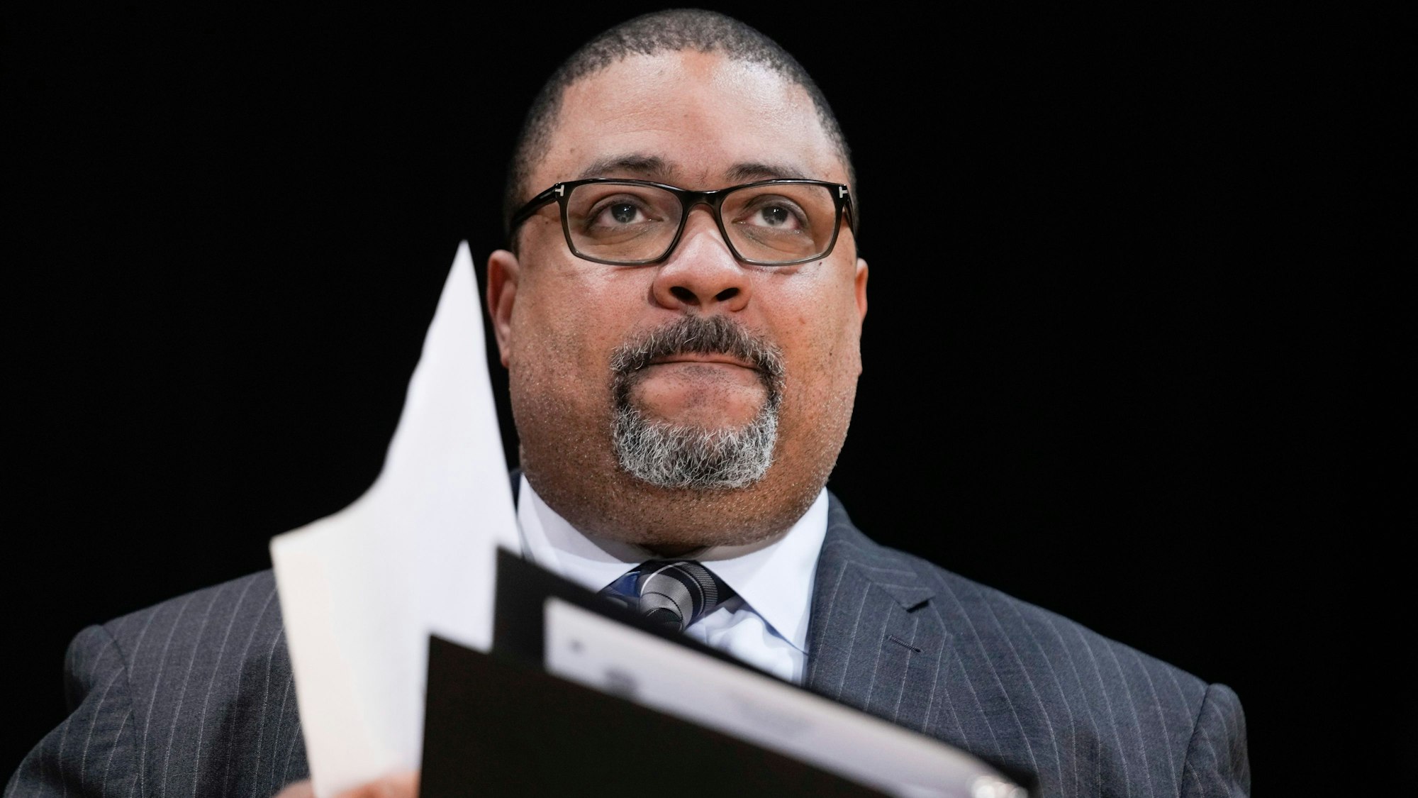 ARCHIV - 07.02.2023, USA, New York: Alvin Bragg, Bezirksstaatsanwalt von Manhattan, hört bei einer Pressekonferenz zu.