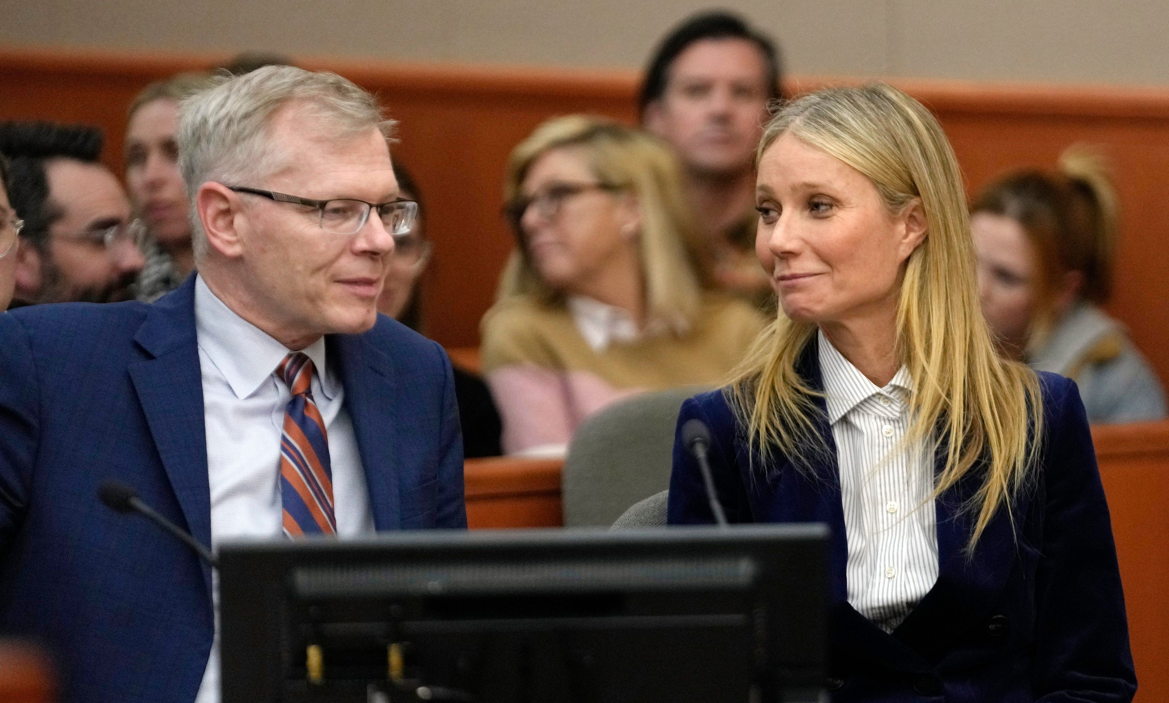 30.03.2023, USA, Parkstadt: Gwyneth Paltrow (r), Schauspielerin aus den USA, und ihr Anwalt Steve Owens lächeln nach der Verlesung des Urteils in ihrem Gerichtsverfahren.