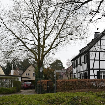 Ein Fachwerkhaus im Grünen in der Gronauer Waldsiedlung.