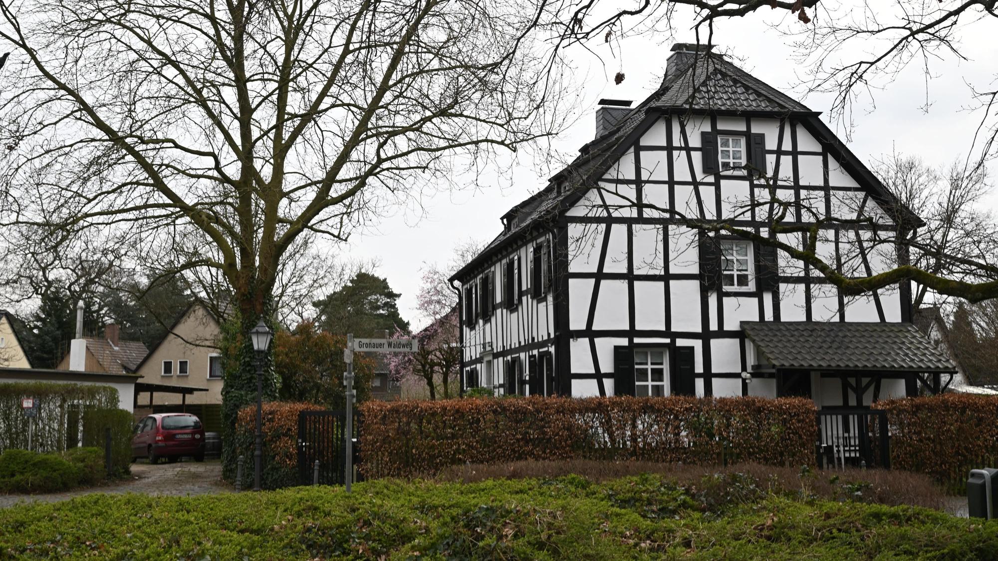 Ein Fachwerkhaus im Grünen in der Gronauer Waldsiedlung.
