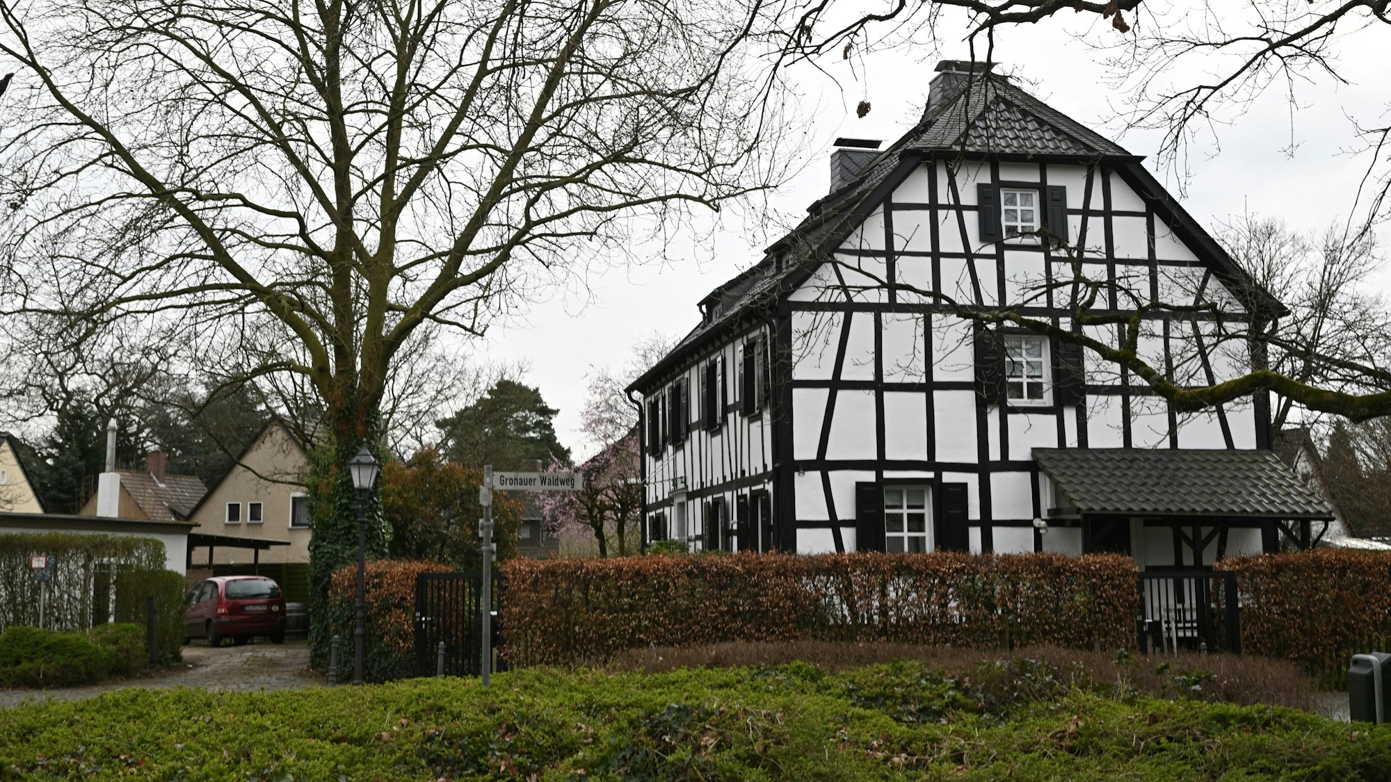 Ein Fachwerkhaus im Grünen in der Gronauer Waldsiedlung.