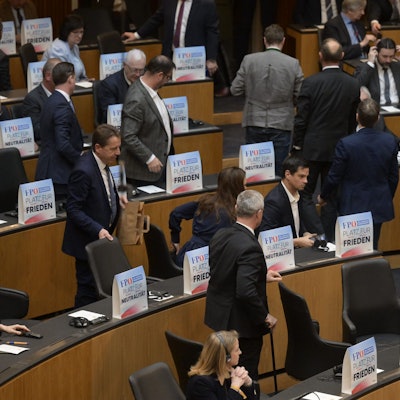 Abgeordnete der rechten FPÖ verlassen vor einer Video-Ansprache des ukrainischen Präsidenten Selenskyj im österreichischen Parlament demonstrativ den Saal.