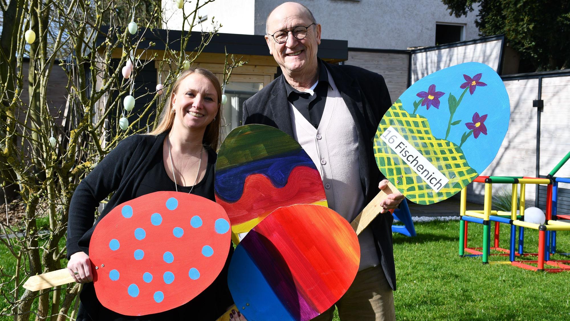 Dorothea Zehnpfennig und Norbert Gräfen mit den Holzeiern.