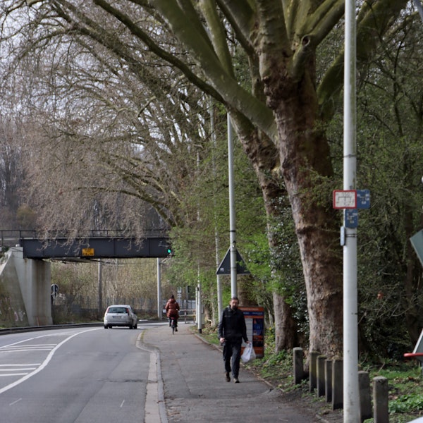 Blick auf den noch nicht abgesperrten Gehweg.
