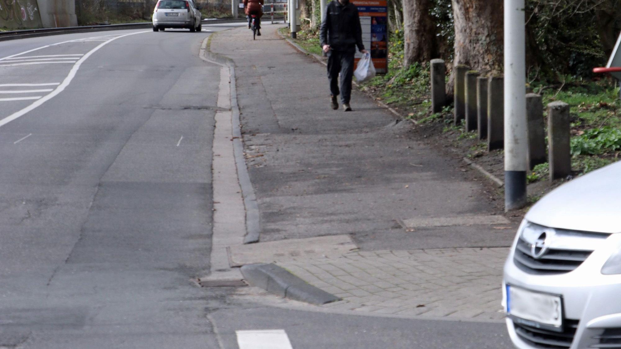 Blick auf den noch nicht abgesperrten Gehweg.