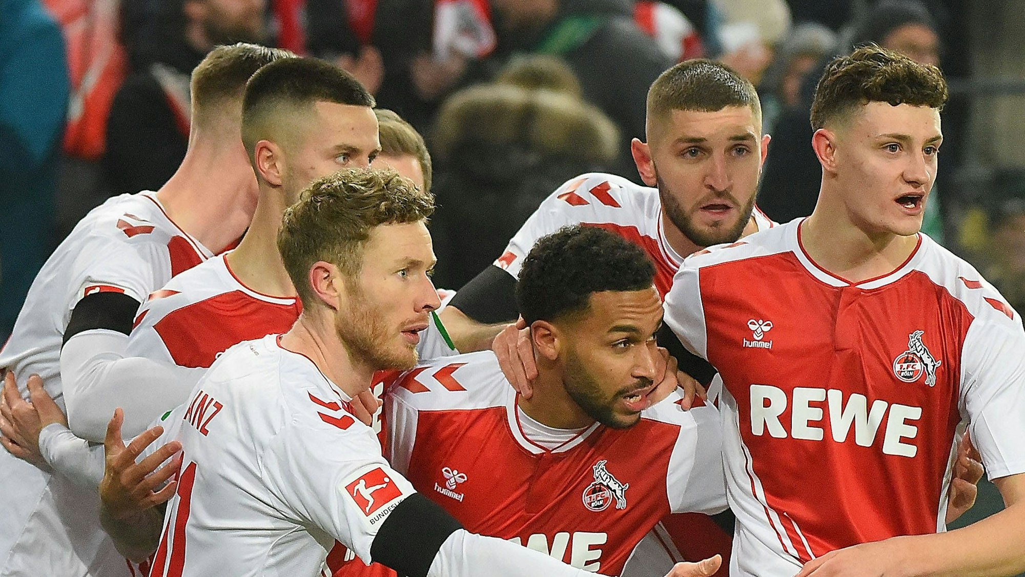 Spieler des 1. FC Köln feiern ein Tor.