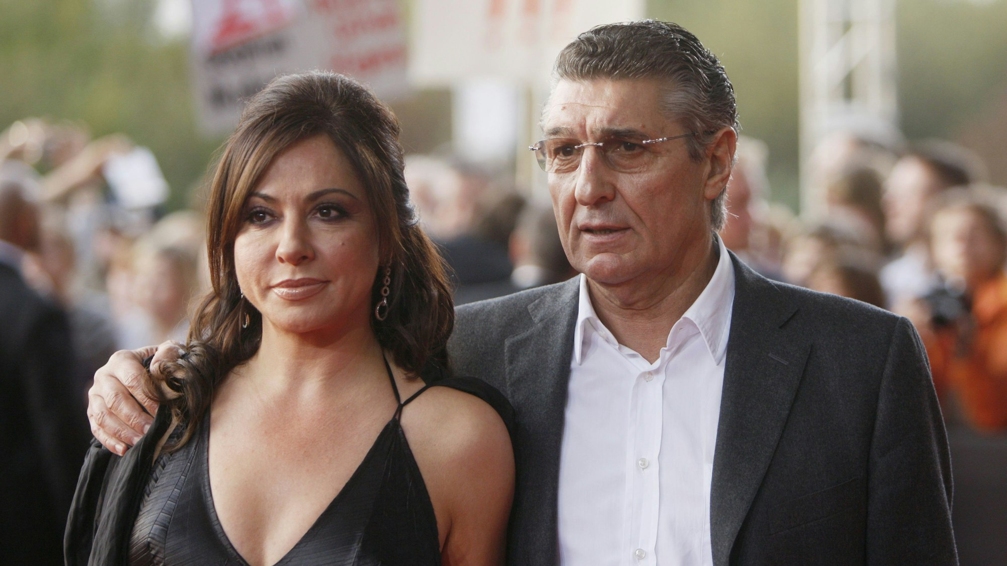 Die Schauspielerin Simone Thomalla und ihr damaliger Lebensgefährte Rudi Assauer bei ihrer Ankunft zur Verleihung des Deutschen Fernsehpreises.