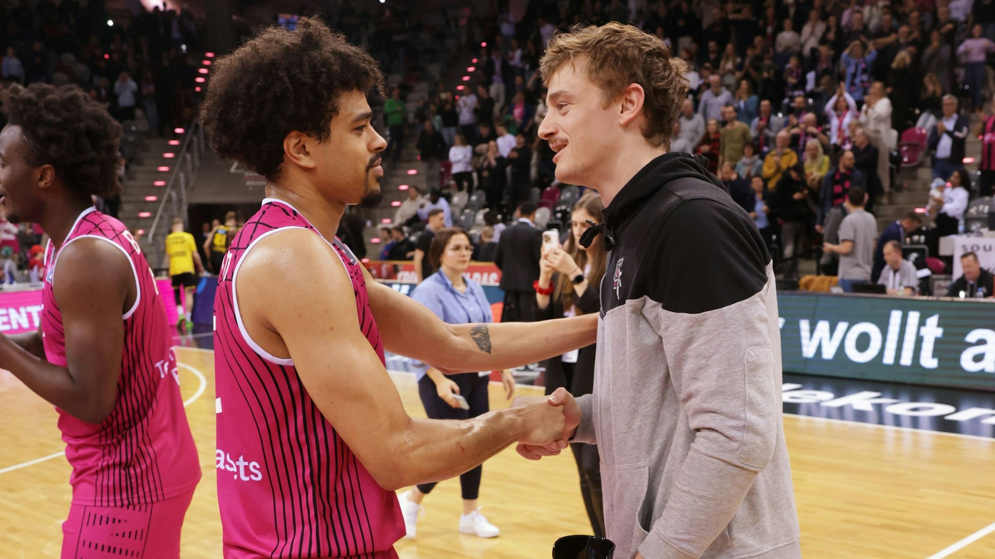 Collin Malcolm und Finn Delany stehen auf dem Spielfeld.