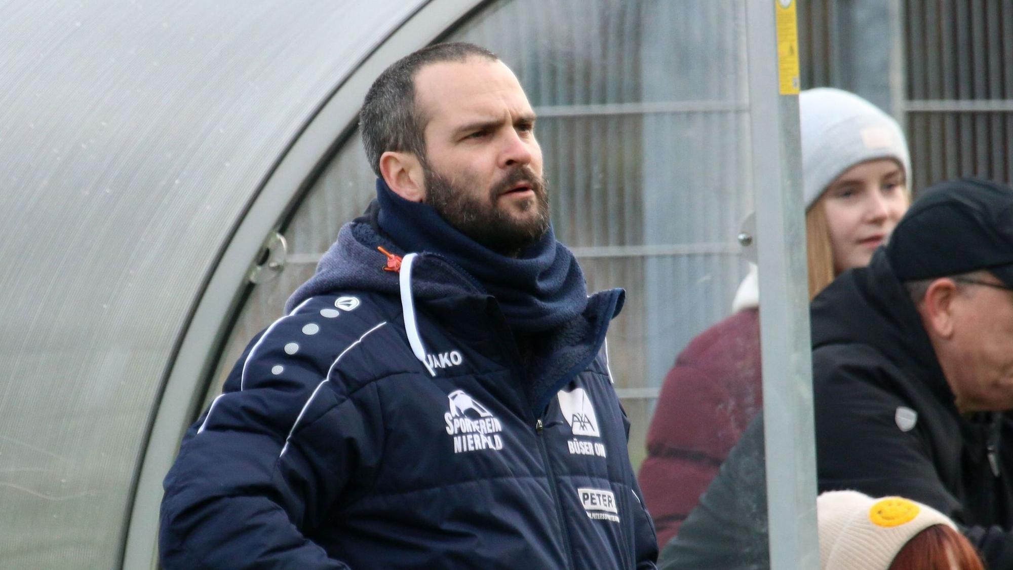 Dominik Peiffer, hier beim Derby gegen den SV Sötenich Mitte März, ist nicht mehr Trainer des SV NIerfeld.