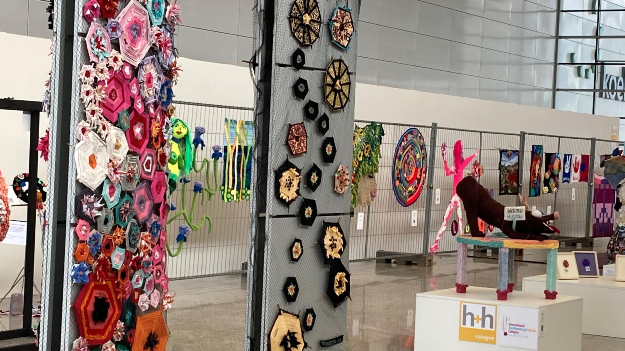 Kunstinstallationen aus Wolle.