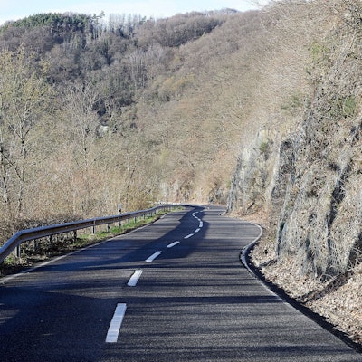 Die kurvenreiche Straße führt von Heimbach zum Kloster Mariawald.