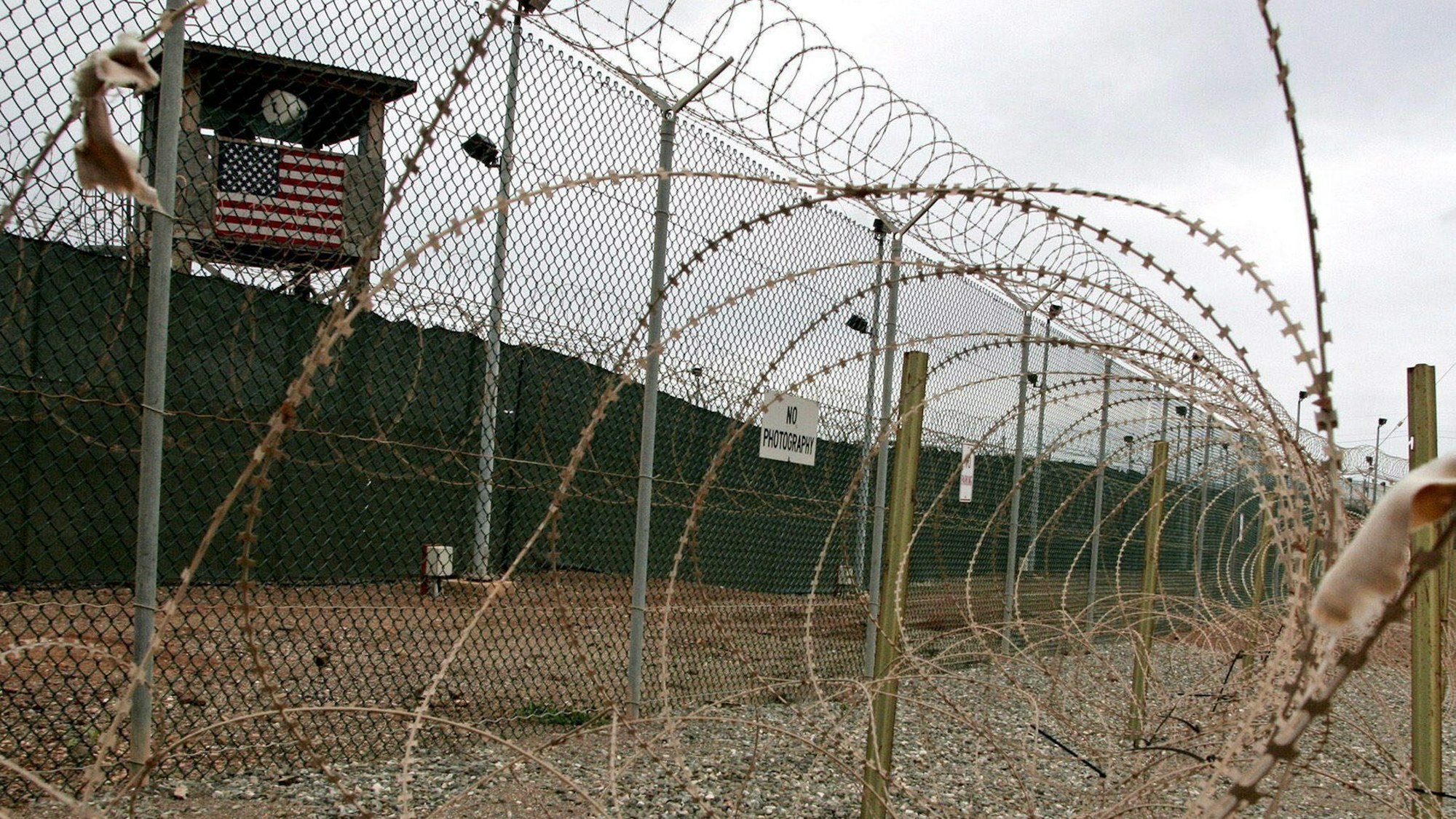Eine Aufnahme aus dem Jahr 2006 zeigt Wachtürme und drei Reihen Stacheldraht um das Camp Delta auf dem Marinestützpunkt Guantanamo. (Archivbild)