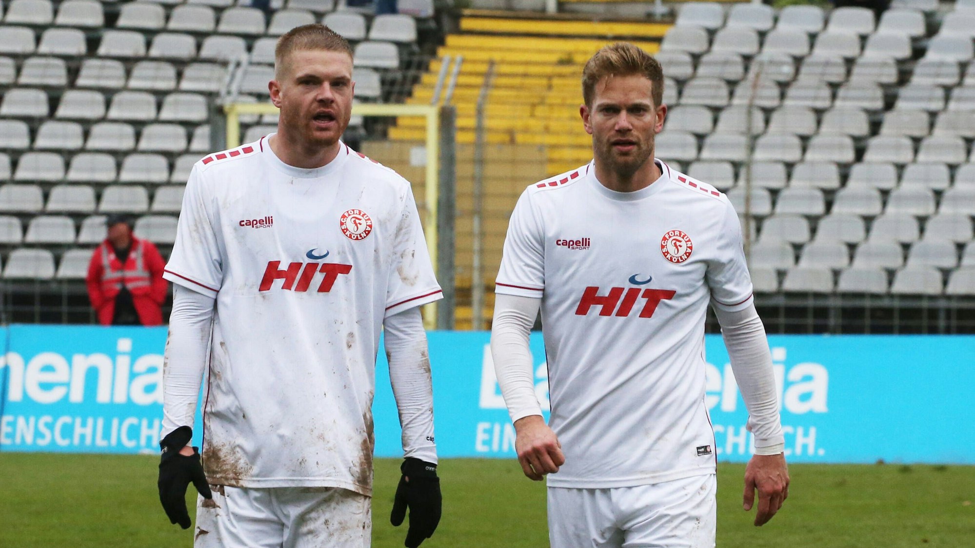 Regionallioga West, Saison 2022 - 2023, 17. Spieltag, 19.11.2022, Wuppertaler SV -- Fortuna Köln -- Lars Lokotsch links und Sascha Marquet beide Fortuna Köln in der Halbzeitpause *** Regionallioga West, season 2022 2023, 17 matchday, 19 11 2022, Wuppertaler SV Fortuna Köln Lars Lokotsch left and Sascha Marquet both Fortuna Köln at half-time